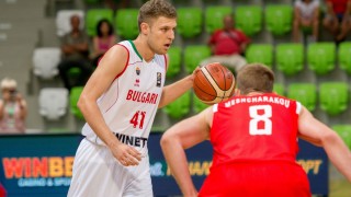 България се измъкна на косъм срещу Исландия 