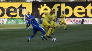 Страничните съдии отнеха шоуто при загубата на 