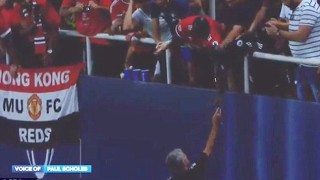 Защо Жозе Моуриньо подарява медалите си? (ВИДЕО)