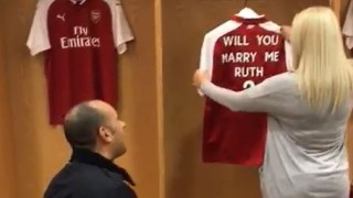 Предложение за брак по арсеналски (ВИДЕО)