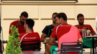 Приятели - съперници! Волейболистите на България и Сърбия гледат заедно мачове (ВИДЕО)