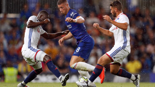 Азар се завърна от ваканция с победна дузпа за 