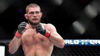 Руска ММА звезда засне скандален клип с просяк (ВИДЕО)