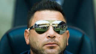 Треньор се направи на шеф, получи топка в главата (ВИДЕО)