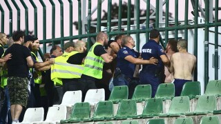 Изхвърлиха фенове на 