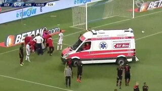 Сигнална ракета рани съдия на мач в Лига Европа (ВИДЕО)