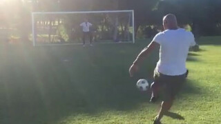 Роберто Карлос повтори легендарното си изпълнение (ВИДЕО)