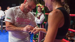 Загуба на ринга завърши с предложение за брак (ВИДЕО)