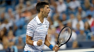 Джокович е на полуфинал, но получи контузия