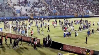 Три жертви и десет ранени при сблъсъци на фенове в Хондурас (ВИДЕО)