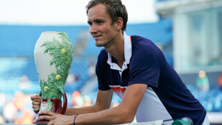 Медведев триумфира в третия си пореден финал