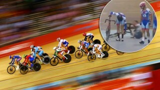 Умирай трудно: Съдия рискува живота си, за да спаси колоездачи (ВИДЕО)