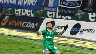 Вандерсон преподписа с 