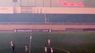 Дим от горски пожар спря футболен мач в Бразилия (ВИДЕО)