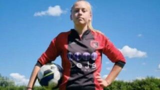 Историческо: Футболистка получи разрешение да играе при мъжете (ВИДЕО)