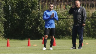 Хоп! И между краката на Божинов (ВИДЕО)