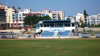 Футболен маниак води жена си на меден месец в България заради 