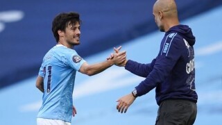 Издигат статуя на Давид Силва пред 