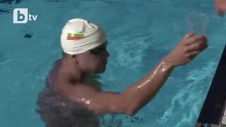 Бургазлия подобри световния рекорд от 12 часа плуване без прекъсване (ВИДЕО)