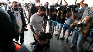 Меси пътува към Париж. Свалиха образа му от 