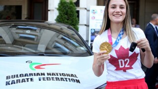 Златната Ивет и треньорът ѝ получиха лек автомобил