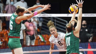 България загуби драматично, но се класира за 1/8-финалите на Евроволей