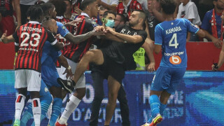 Грозни сцени в Ница: Прекратиха мач след хвърлена бутилка и нахлуване на терена 