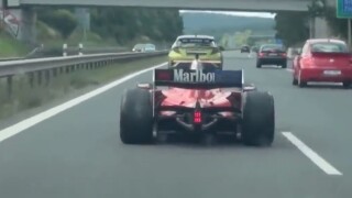 Мистериозен болид на Шумахер лети по магистрала в Чехия