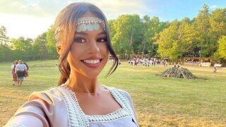 Петя Панева от "Гласът на България" омагьоса Жеравна с красива носия и песен