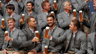 Време е за Октоберфест, Мане позира... без бира