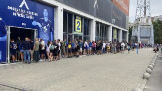 Синя еуфория: Огромни опашки за реванша с Апоел (ВИДЕО)