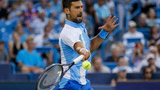 Просто Джокович: Раздава целувки и се снима по време на мач (ВИДЕО)