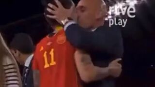 Президентът на испанската федерация награби футболистка (ВИДЕО)