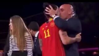 Като Кобрата: Целувка по устата предизвика скандал в Испания