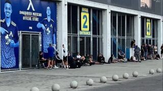 Да нощуваш пред касите: Истерия за билети на 