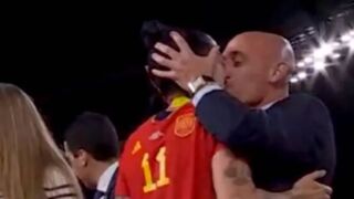 Луд, който се докосва: Жестока атака по Луис Рубиалес