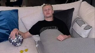 Тиксо на устата и очила: Как спи Арлинг Холанд