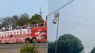 Да изпържиш купата: Футболисти оцеляха по чудо на парад (ВИДЕО)