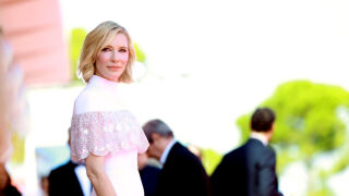 Кейт Бланшет придаде блясък на Венеция с бялата си рокля от Louis Vuitton (СНИМКИ и ВИДЕО)