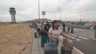 Снимка: Пеша до Терминал 2 на летище „Васил Левски“ заради ремонт