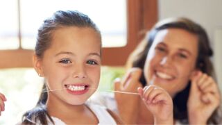 Зъбен душ или конец за зъби – кое да изберете?