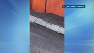 Снимка: Ремонт на тротоар в  Долна Градешница зазидва вратите на домовете на хората и гаражите им