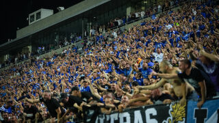 Феновете на Левски изкупиха всички билети за реванша с АЗ Алкмаар