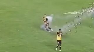 Ракета удари Годой в тестисите на мач в Боливия (ВИДЕО)