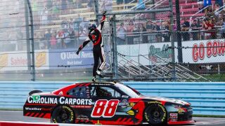 Нещастие: Победител в НАСКАР на носилка заради опит за празненство (ВИДЕО)