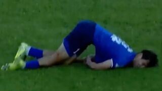 Жестока травма след салто: Как не се празнува гол (ВИДЕО 18+)