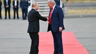 Студ, лед и психология: Какво можем да научим за общуването от срещата на Тръмп и Путин (ВИДЕО)