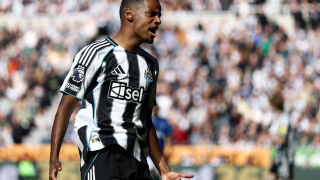 „Алчен негодник“: Феновете на Нюкасъл с послание към Александър Исак