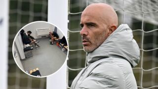 Не е за вярване: Вижте бедната съблекалня на скъпите футболисти на Челси