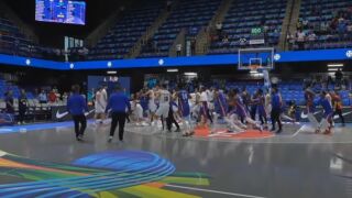 Роки на паркета: Баскетболна звезда се сби с противниковия отбор (ВИДЕО)